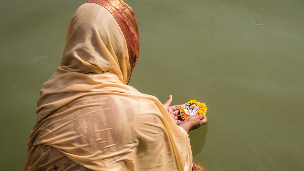 12 Asia India Varanasi Woman Ritual