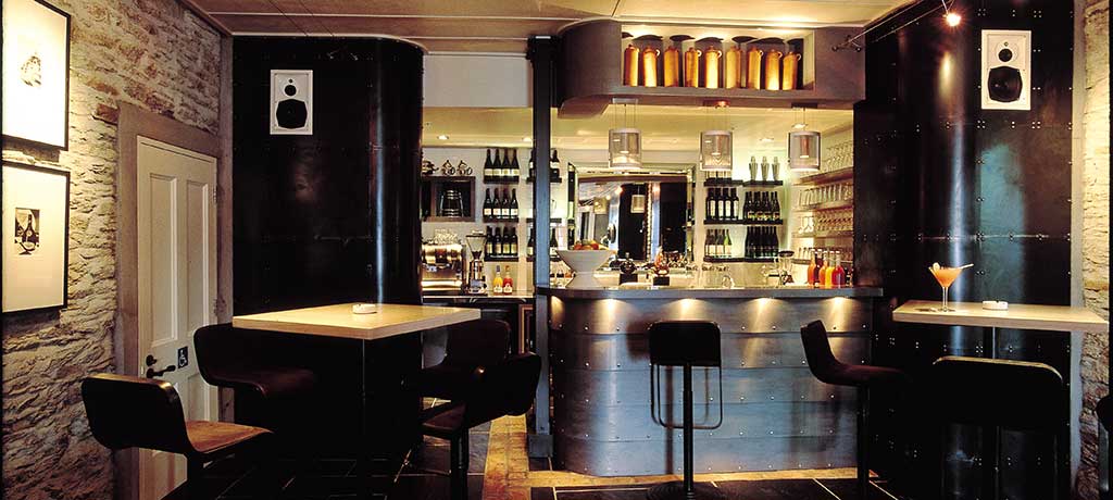 new zealand queenstown Eichardts Private Hotel bar lounge
